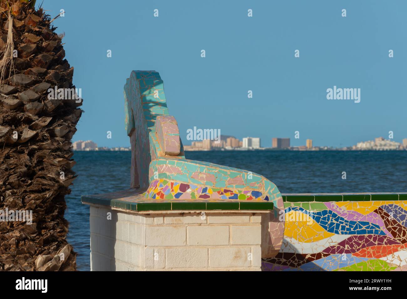 LOS NIETOS, SPANIEN - 19. SEPTEMBER 2022 Seepferdchen-Skulpturen am Ufer der Lagune Mar Menor, mit dem Ferienort La Manga am Horizont, Murcia, S Stockfoto