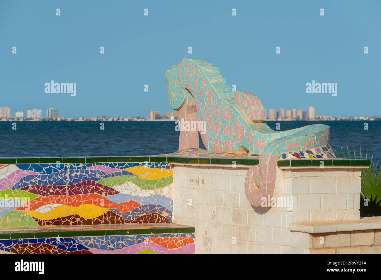 LOS NIETOS, SPANIEN - 19. SEPTEMBER 2022 Seepferdchen-Skulpturen am Ufer der Lagune Mar Menor, mit dem Ferienort La Manga am Horizont, Murcia, S Stockfoto