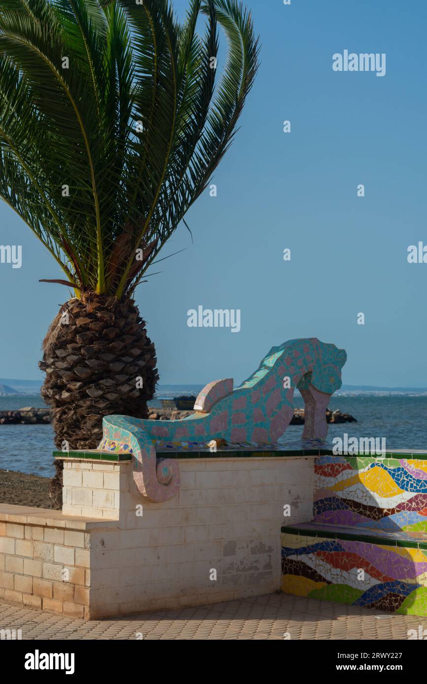 LOS NIETOS, SPANIEN - 19. SEPTEMBER 2022 Seepferdchen-Skulpturen am Ufer der Lagune Mar Menor, mit dem Ferienort La Manga am Horizont, Murcia, S Stockfoto