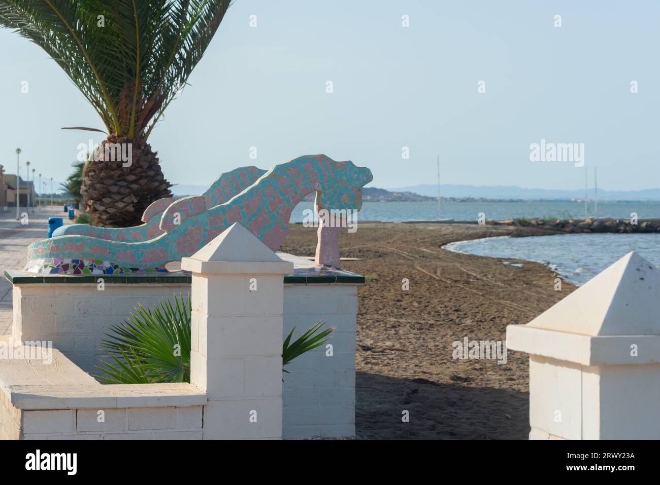 LOS NIETOS, SPANIEN - 19. SEPTEMBER 2022 Seepferdchen-Skulpturen am Ufer der Lagune Mar Menor, mit dem Ferienort La Manga am Horizont, Murcia, S Stockfoto