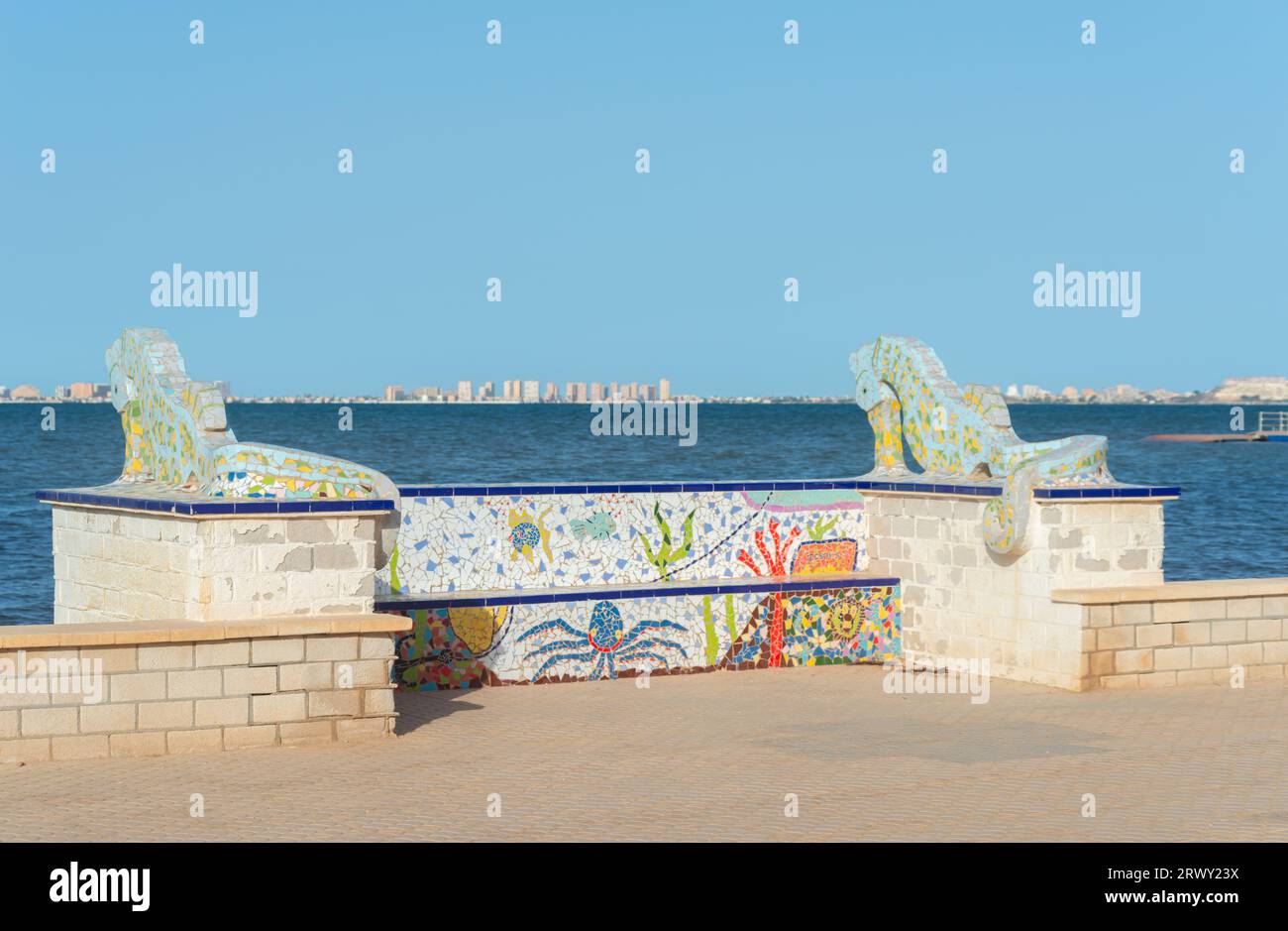 LOS NIETOS, SPANIEN - 19. SEPTEMBER 2022 Seepferdchen-Skulpturen am Ufer der Lagune Mar Menor, mit dem Ferienort La Manga am Horizont, Murcia, S Stockfoto