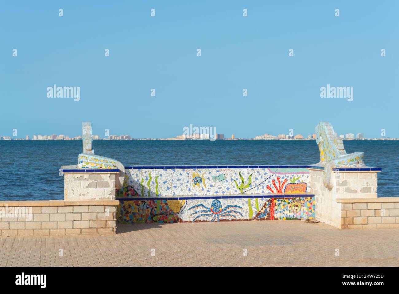 LOS NIETOS, SPANIEN - 19. SEPTEMBER 2022 Seepferdchen-Skulpturen am Ufer der Lagune Mar Menor, mit dem Ferienort La Manga am Horizont, Murcia, S Stockfoto