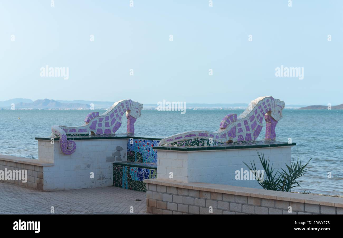 LOS NIETOS, SPANIEN - 19. SEPTEMBER 2022 Seepferdchen-Skulpturen am Ufer der Lagune Mar Menor, mit dem Ferienort La Manga am Horizont, Murcia, S Stockfoto