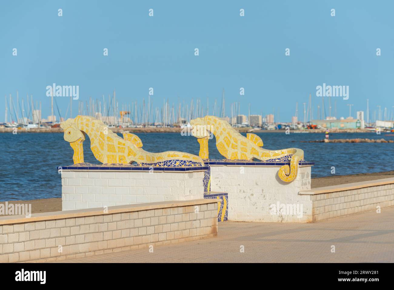 LOS NIETOS, SPANIEN - 19. SEPTEMBER 2022 Seepferdchen-Skulpturen am Ufer der Lagune Mar Menor, mit dem Ferienort La Manga am Horizont, Murcia, S Stockfoto