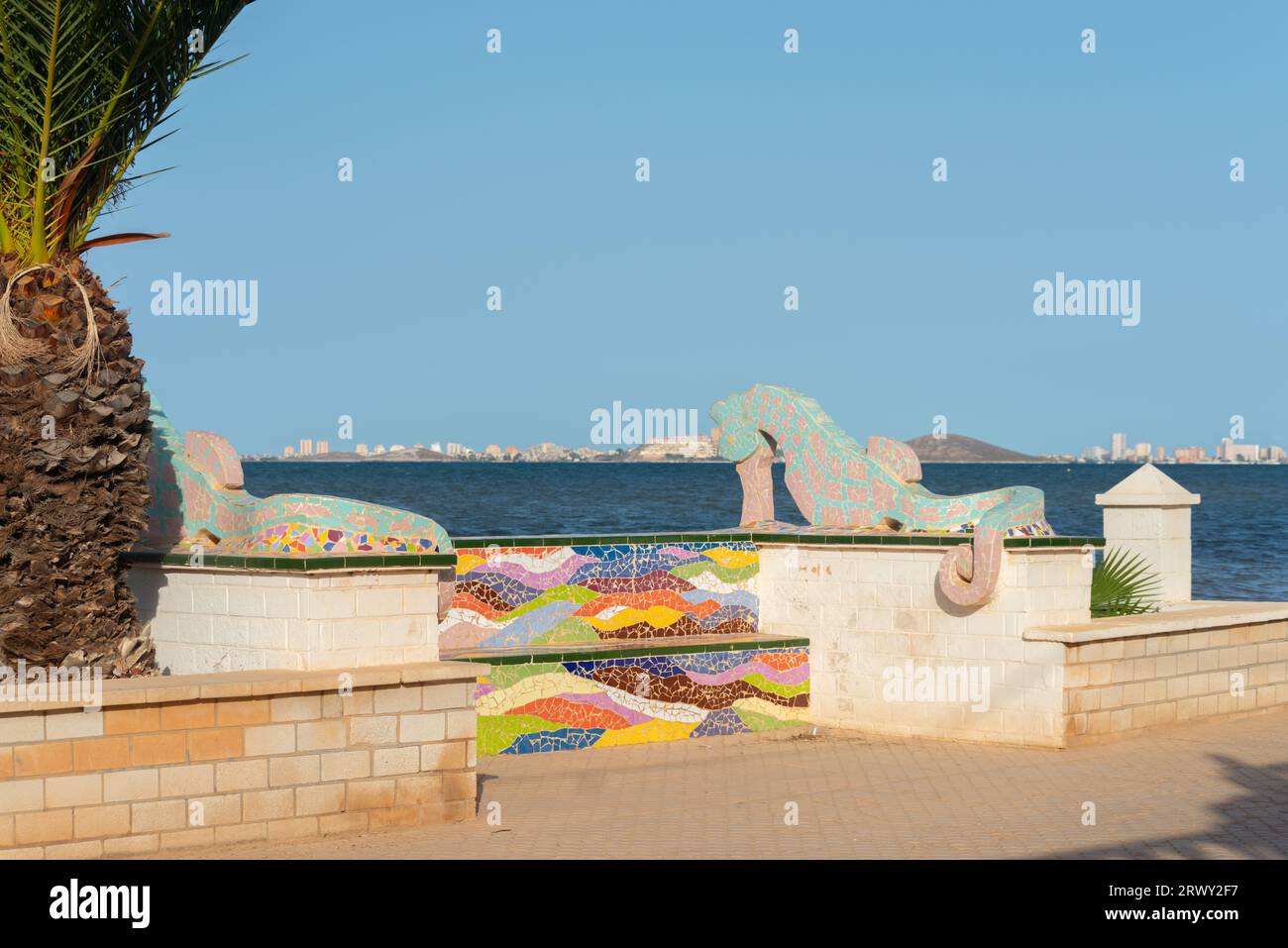 LOS NIETOS, SPANIEN - 19. SEPTEMBER 2022 Seepferdskulpturen auf dem Paseo Maritimo am Strand von Los Nietos in der kleinen Küstenstadt mit dem gleichen Namen Los Ni Stockfoto