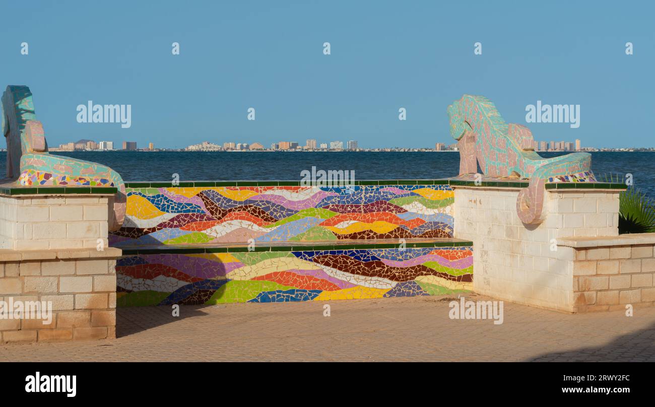LOS NIETOS, SPANIEN - 19. SEPTEMBER 2022 Seepferdchen-Skulpturen am Ufer der Lagune Mar Menor, mit dem Ferienort La Manga am Horizont, Murcia, S Stockfoto