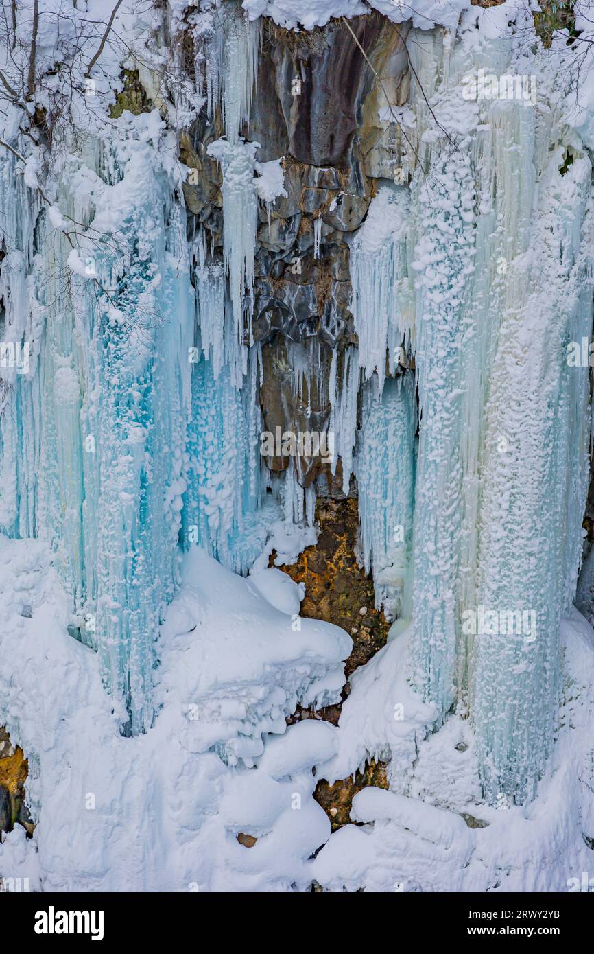 Shirahige Wasserfälle: Wunderschöne Wasserfälle und Eisfälle im harten Winter Stockfoto