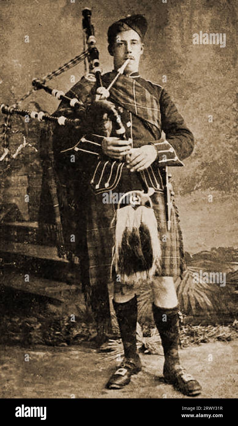 Der Engländer Edward Dwelly ((1864–1939) war ein englischer Lexikograf und Genealogist. & Autor des illustrierten gälischen Wörterbuchs 1911/ hier gesehen in einer Pose (eigentlich), in schottischen Dudelsackpfeifen und in schottischer Kleidung, einschließlich Kilt. Stockfoto