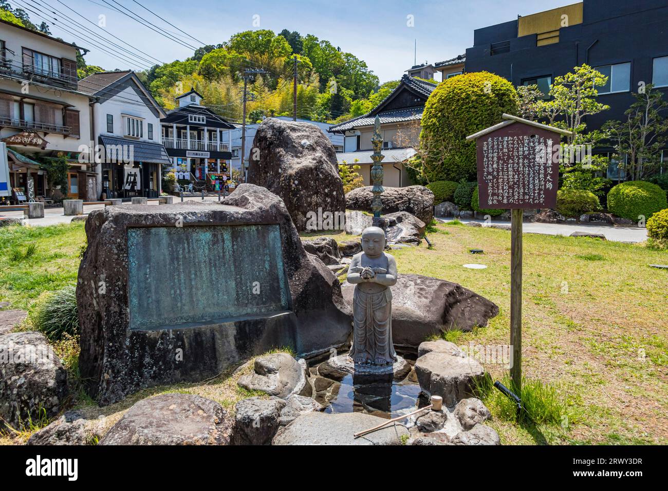 Shuzenji Onsen Tokko-no-yu Park und eine Statue eines jungen Meisters, der im heißen Wasser badet Stockfoto