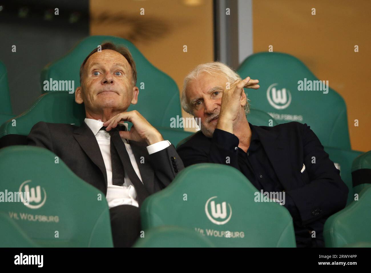 WOLFSBURG - (l-r) Hans-Joachim Watzke, Rudi Voller während des Freundschaftsspiels zwischen Deutschland und Japan in der Volkswagen Arena am 9. September 2023 in Wolfsburg. ANP | Hollandse Hoogte | BART STOUTJESDIJK Stockfoto