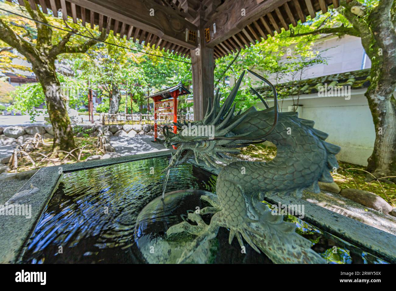 Ein wasserhaus mit einer heißen Quelle auf dem Gelände des Izu Shuzenji Tempels Stockfoto