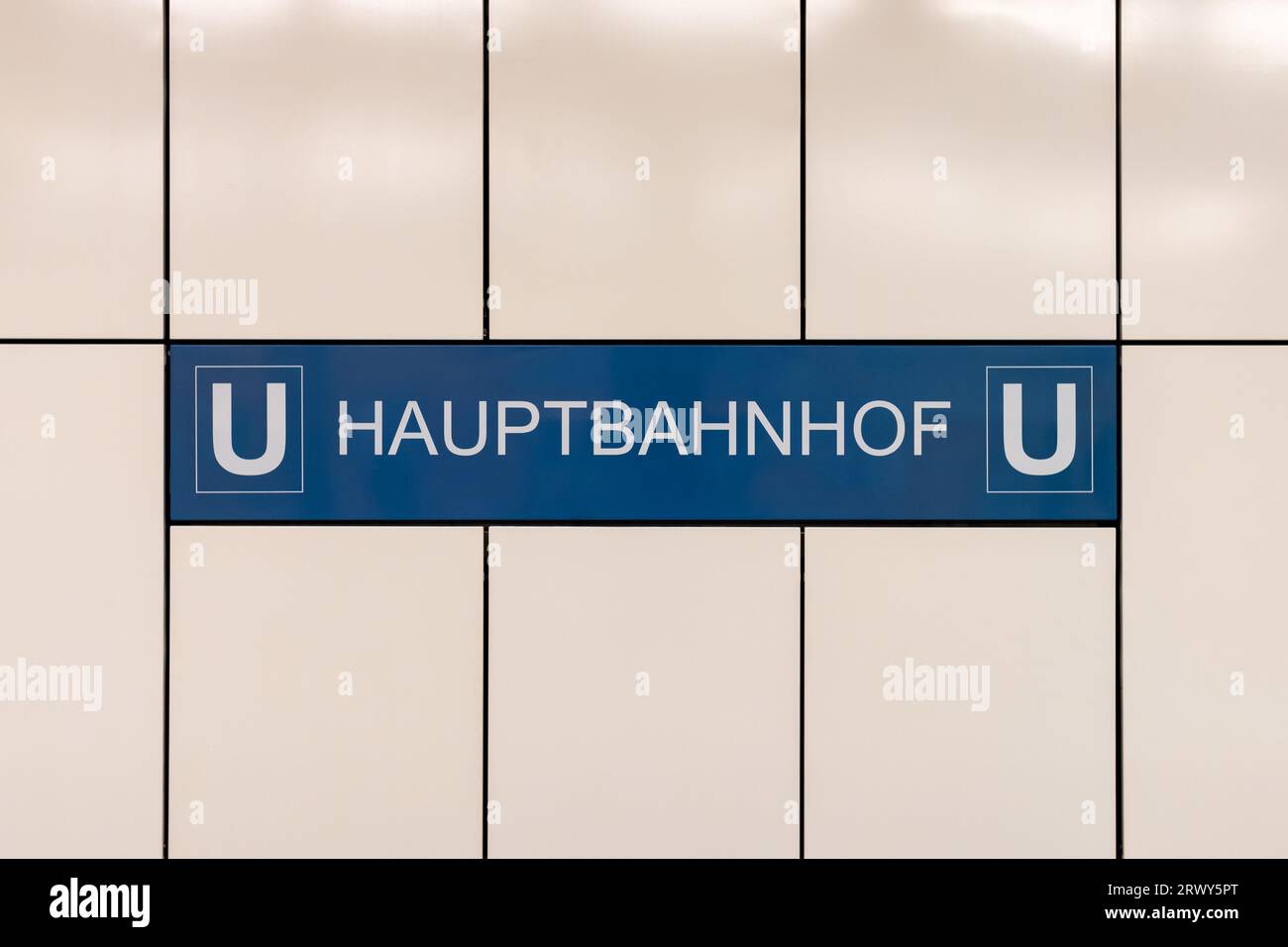 U-Bahn-Schild „Hauptbahnhof“ in Berlin, Deutschland. Name der Lage an der gekachelten Wand für die öffentlichen Verkehrsmittel. Stockfoto