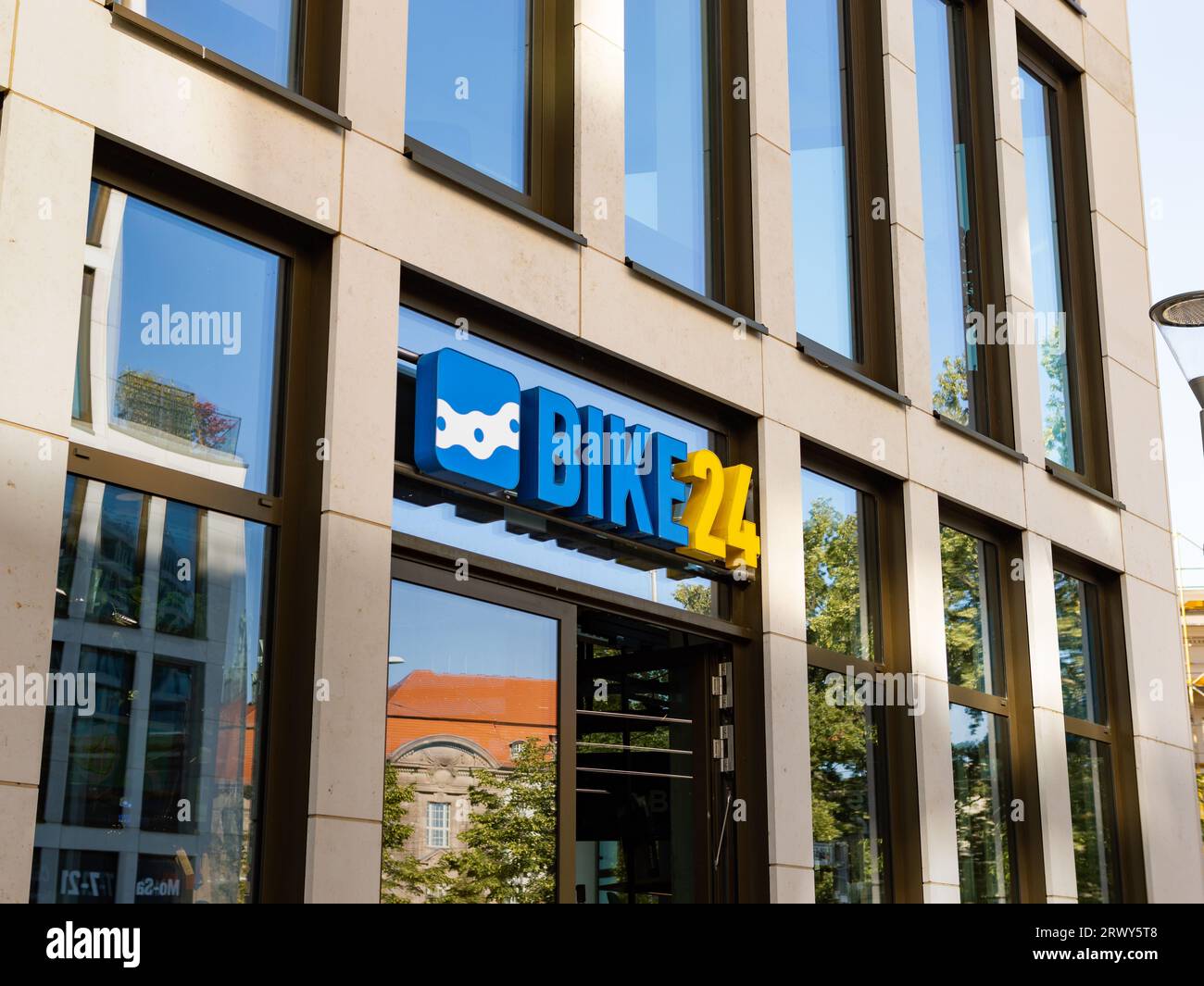Bike24-Logo-Schild an einer Gebäudefassade. Der Einzelhandel und der Fahrradservice haben viele Geschäfte und ein großes E-Commerce-Geschäft. Stockfoto