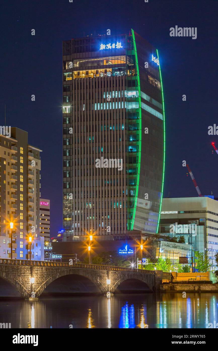 Media Tower und Bandai Bridge mit schönem Bogen bei Nacht Blick auf Niigata Stockfoto