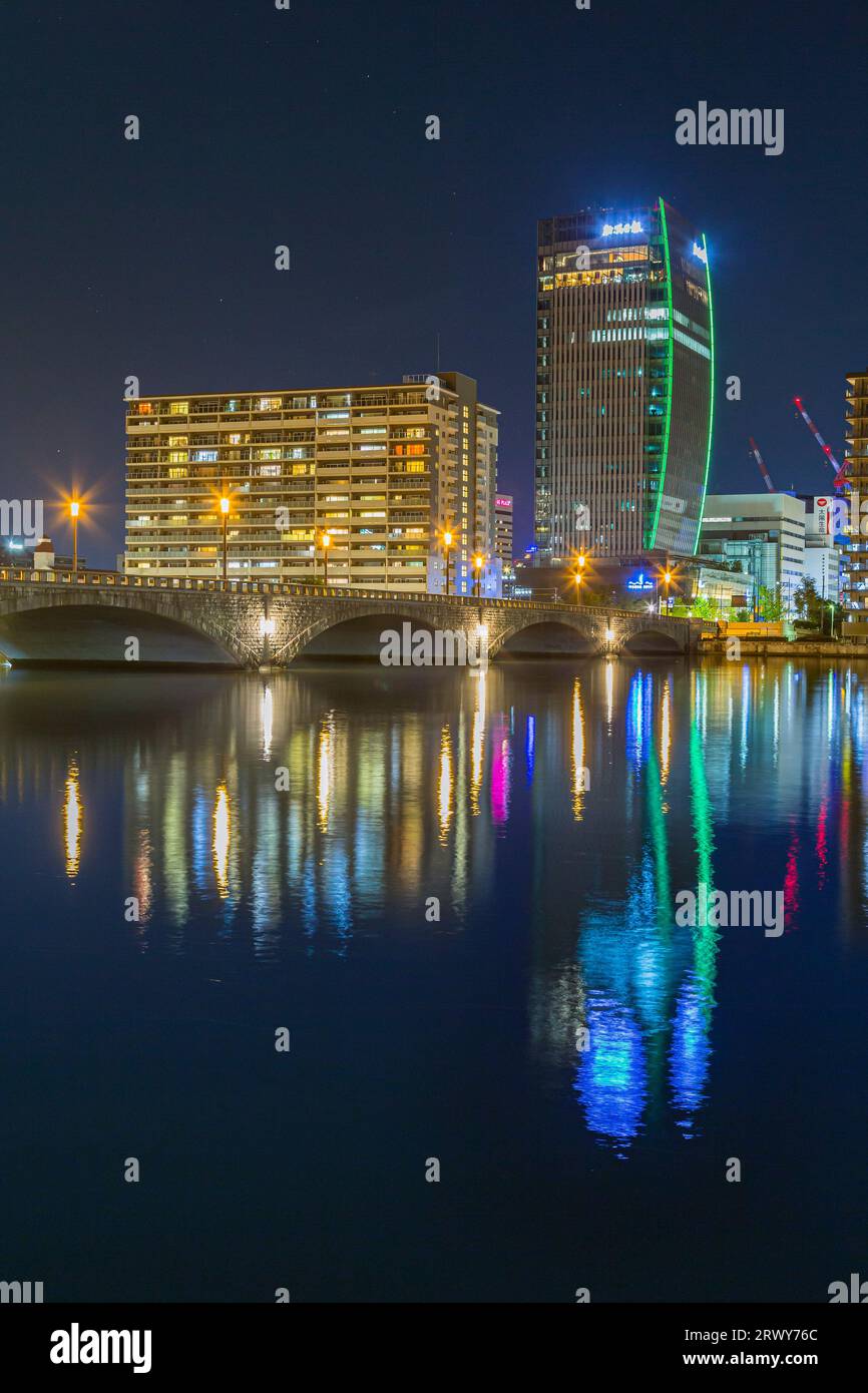 Media Tower und Bandai Bridge mit schönem Bogen bei Nacht Blick auf Niigata Stockfoto