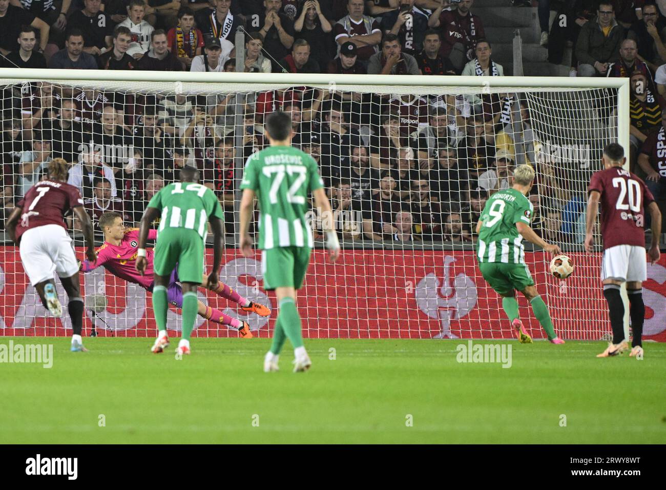 Prag, Tschechische Republik. September 2023. Aleksandr Kokorin aus Limassol (2. Rechts) punktet beim Fußball-Spiel der Europäischen Liga: Sparta Prag gegen Aris Limassol in Prag, Tschechische Republik, 21. September 2023. Quelle: Roman Vondrous/CTK Photo/Alamy Live News Stockfoto