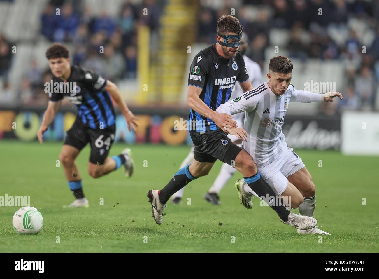 Brügge, Spanien. September 2023. Brandon Mechele und Milot Rashica von Besiktas kämpfen um den Ball während eines Fußballspiels zwischen dem belgischen Club Brugge KV und dem türkischen Besiktas J.K., am 1. Tag der Gruppenphase des UEFA Conference League-Wettbewerbs, in Gruppe D, Donnerstag, 21. September 2023 in Brügge. BELGA PHOTO BRUNO FAHY Credit: Belga News Agency/Alamy Live News Stockfoto