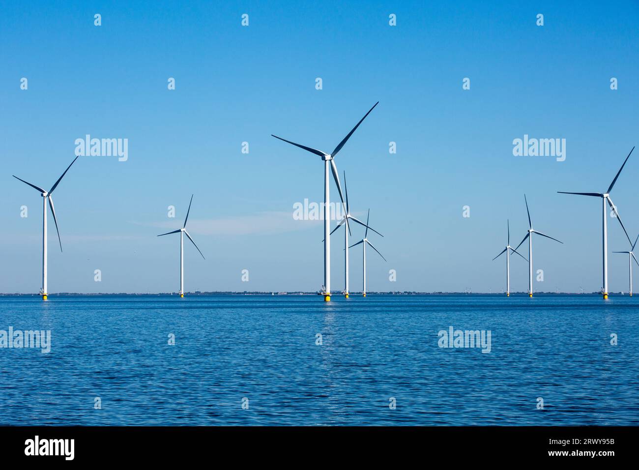 Breezanddijk, Niederlande. September 2023. Windturbinen auf der Fryslan Windfarm am IJsselmeer (IJssel-See) in den Niederlanden. Windpark Fryslan am IJssel-See gebaut. Der Windpark umfasst 89 Turbinen mit einer Leistung von 4,3 Megawatt (MW). Jährlich produziert WFF 1.500.000 Megawattstunden. Der Windpark Fryslan ist der größte Windpark der Welt in einem Binnengewässer. (Foto: Karol Serewis/SOPA Images/SIPA USA) Credit: SIPA USA/Alamy Live News Stockfoto