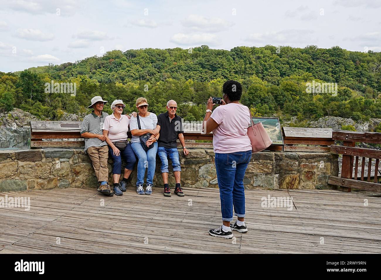 Verschiedene Seniorengruppen machen Fotos im Great Falls National Park Stockfoto