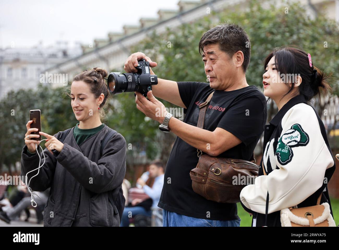 Asiatische Touristen fotografieren mit der Kamera auf der Straße in Moskau Stockfoto