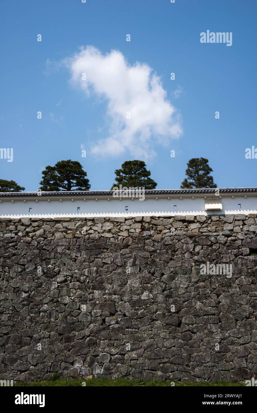 Die Steinmauer der Burg Kasumigajo und die schwebenden Wolken Stockfoto