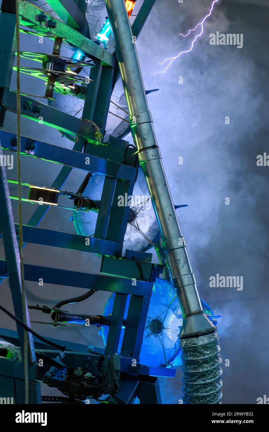 Eine ungewöhnliche Vorrichtung vom Typ Rube Goldberg oder eine Maschine, die Rauch und Blitze erzeugt Stockfoto
