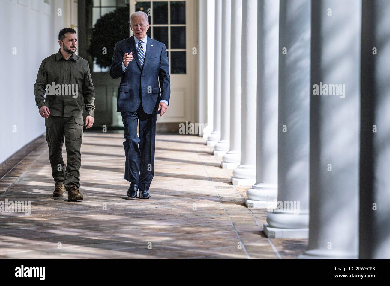 Washington, Usa. September 2023. Der ukrainische Präsident Wolodymyr Zelenskiy spaziert mit Präsident Joe Biden während eines Besuchs im Weißen Haus in Washington am Donnerstag, den 21. September 2023, die Kolonade hinunter. Foto von Jim Watson/UPI Credit: UPI/Alamy Live News Stockfoto