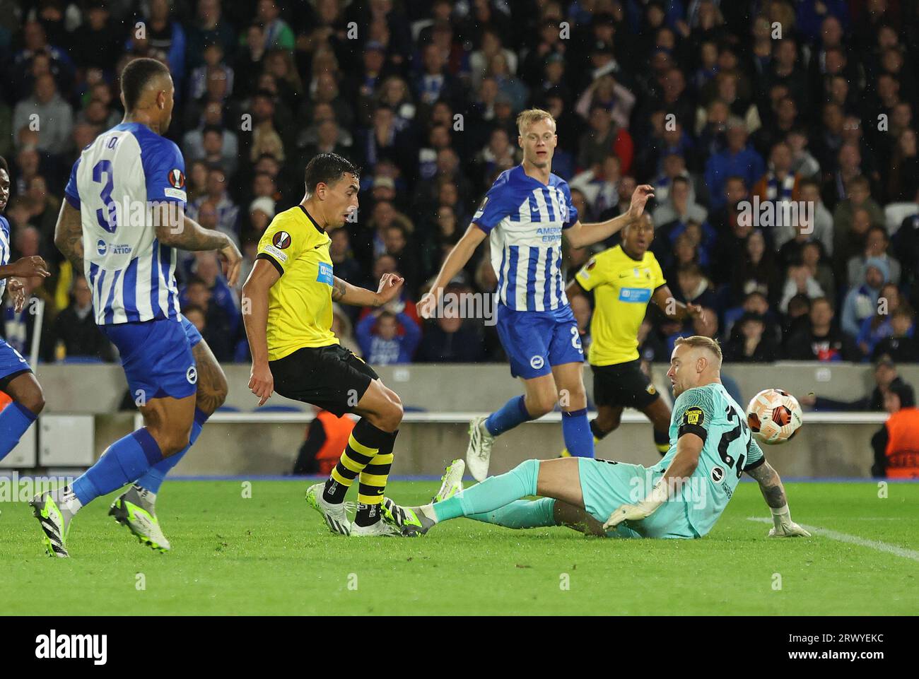 Brighton und Hove, Großbritannien. September 2023. Ezequiel Ponce von AEK Athens erzielt 3-2 Punkte beim UEFA Europa League-Spiel im AMEX-Stadion, Brighton und Hove. Das Bild sollte lauten: Paul Terry/Sportimage Credit: Sportimage Ltd/Alamy Live News Stockfoto