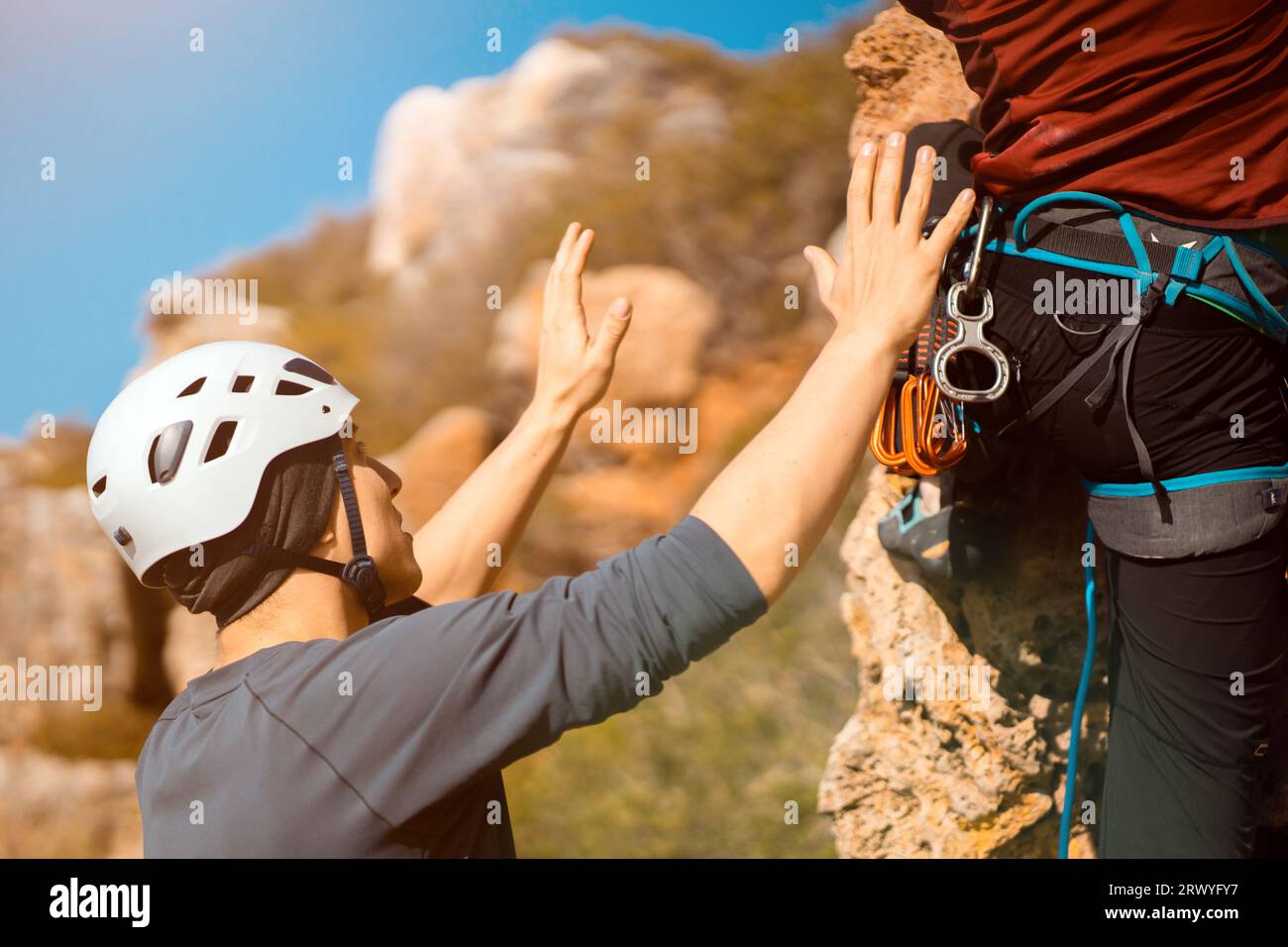 Männer klettern, wandern in den Bergen. Stockfoto