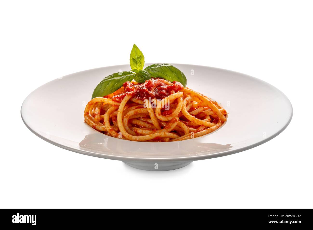 Bucatini Pasta amatriciana mit Tomatensauce und Basilikumblättern in weißer Platte isoliert auf weiß mit Schnittpfad im Preis inbegriffen Stockfoto