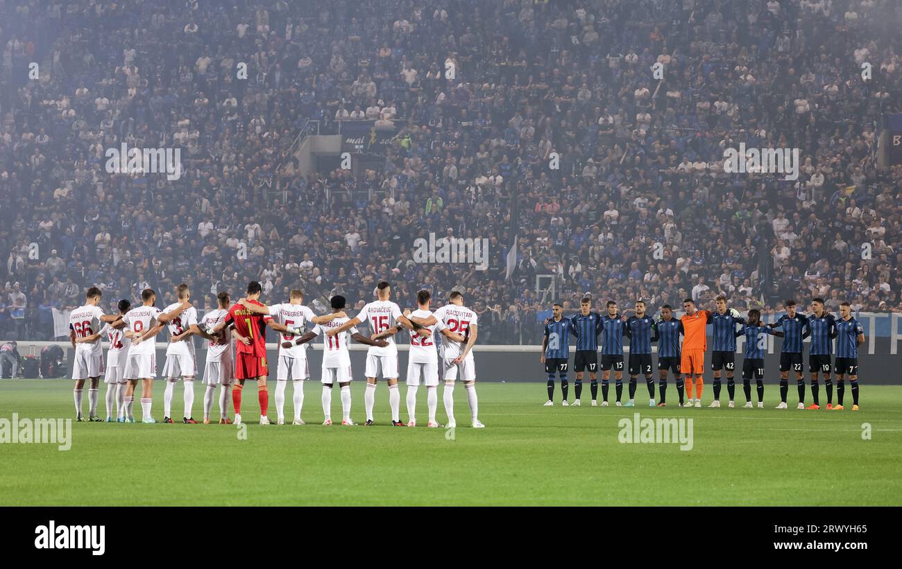 Bergamo, Italien, 21. September 2023. Schweigeminute während des Europa-League-Fußballspiels zwischen Atalanta und Rakow Czestochowa im Gewiss-Stadion am 21. September 2023 in Bergamo, Italien. Quelle: Stefano Nicoli/Speed Media/Alamy Live News Stockfoto