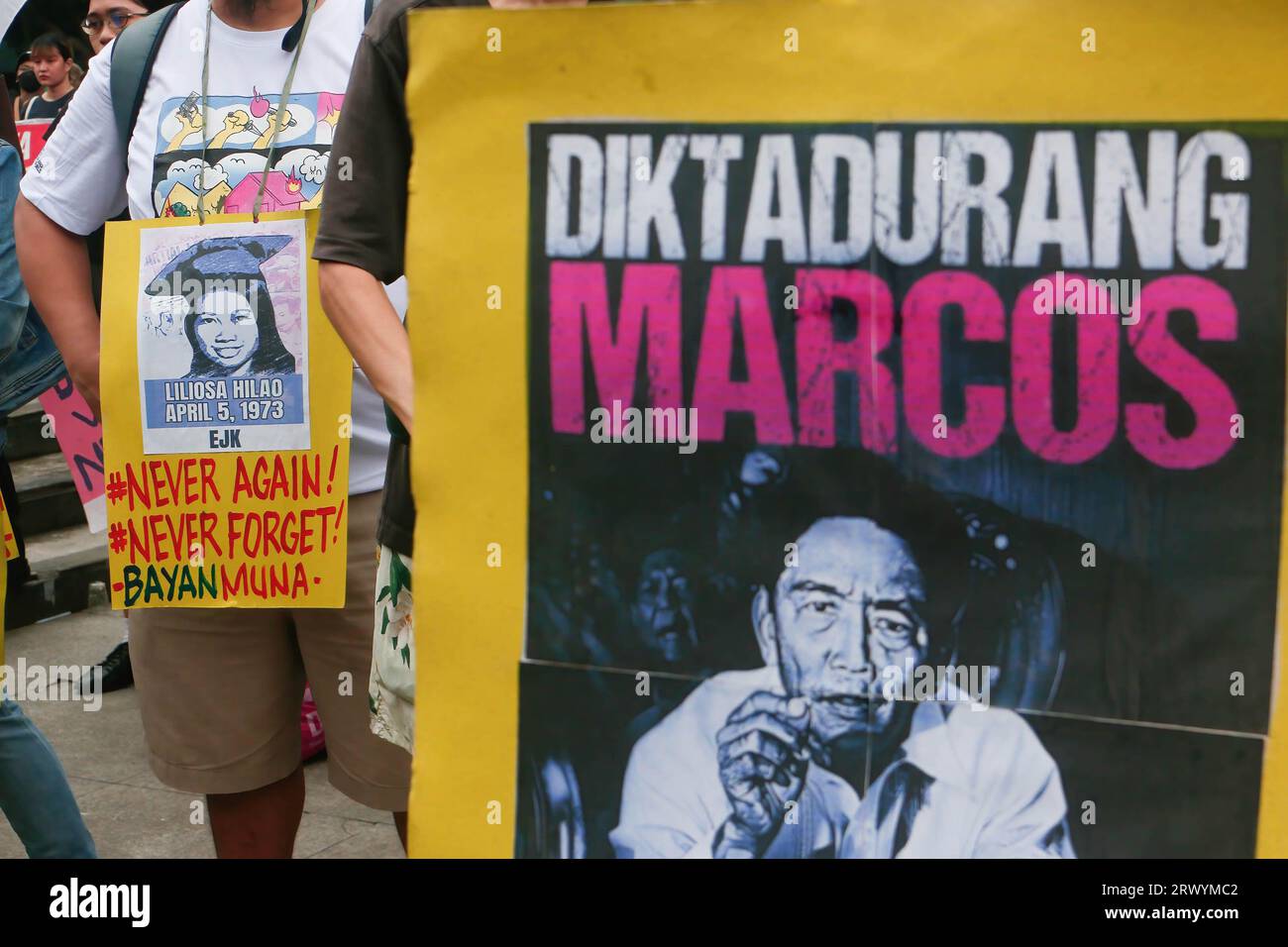 Demonstranten halten ein Foto von Kriegsrechtsopfern und Ferdinand Emmanuel Edralin Marcos Sr. Extremisten marschierten in Manila, um den 51. Jahrestag der Erklärung des Kriegsrechts auf den Philippinen durch den verstorbenen Diktator Ferdinand Emmanuel Edralin Marcos Sr. Zu begehen Geschichte. Der ehemalige Präsident Marcos stellte die gesamten Philippinen unter das Kriegsrecht, das vom 21. September 1972 bis zum 17. Januar 1981 galt. Während dieser Zeit entschloss sich Marcos gegen Meinungsverschiedenheiten und inhaftierte Tausende seiner politischen Kritiker. Die Familie des Diktators, mit der Macht von Ferdin Stockfoto
