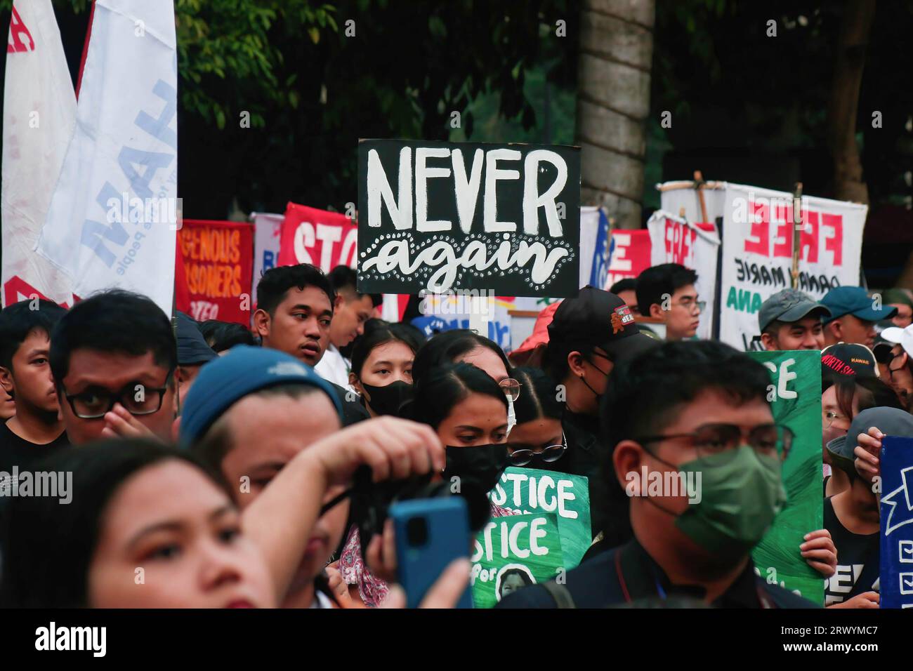 Ein Aktivist hält während der Demonstration ein Plakat. Extremisten marschierten in Manila, um den 51. Jahrestag der Erklärung des Kriegsrechts auf den Philippinen durch den verstorbenen Diktator Ferdinand Emmanuel Edralin Marcos Sr. Zu begehen. Der ehemalige Präsident Marcos stellte die gesamten Philippinen unter das Kriegsrecht, das vom 21. September 1972 bis zum 17. Januar 1981 galt. Während dieser Zeit entschloss sich Marcos gegen Meinungsverschiedenheiten und inhaftierte Tausende seiner politischen Kritiker. Die Familie des Diktators, mit der Macht von Ferdinand Marcos Jr., einem aktuellen Philippi Stockfoto