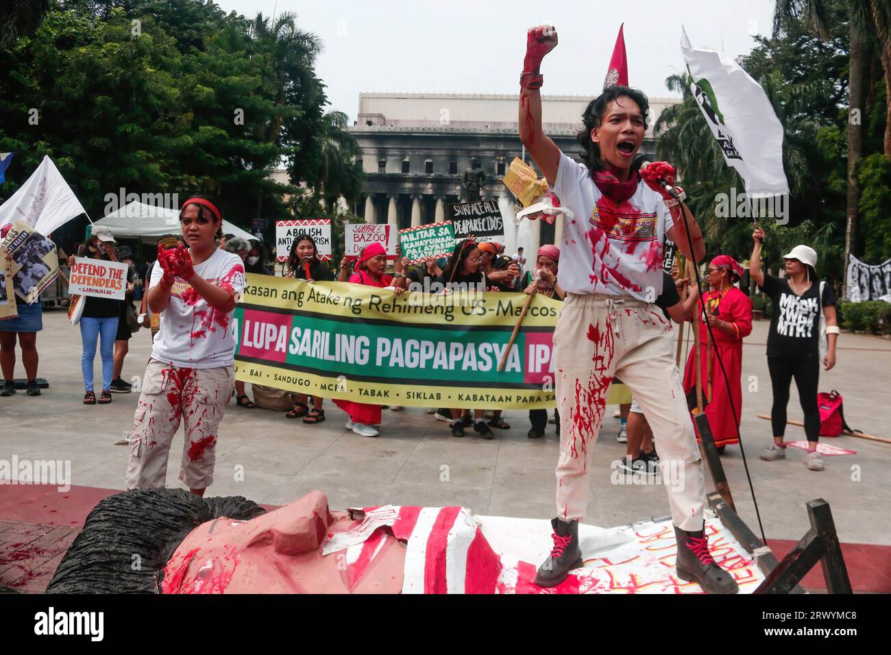 Aktivisten treten während der Demonstration auf der Straße auf. Extremisten marschierten in Manila, um den 51. Jahrestag der Erklärung des Kriegsrechts auf den Philippinen durch den verstorbenen Diktator Ferdinand Emmanuel Edralin Marcos Sr. Zu begehen. Der ehemalige Präsident Marcos stellte die gesamten Philippinen unter das Kriegsrecht, das vom 21. September 1972 bis zum 17. Januar 1981 galt. Während dieser Zeit entschloss sich Marcos gegen Meinungsverschiedenheiten und inhaftierte Tausende seiner politischen Kritiker. Die Familie des Diktators, mit der Macht von Ferdinand Marcos Jr., einem aktuellen Phil Stockfoto