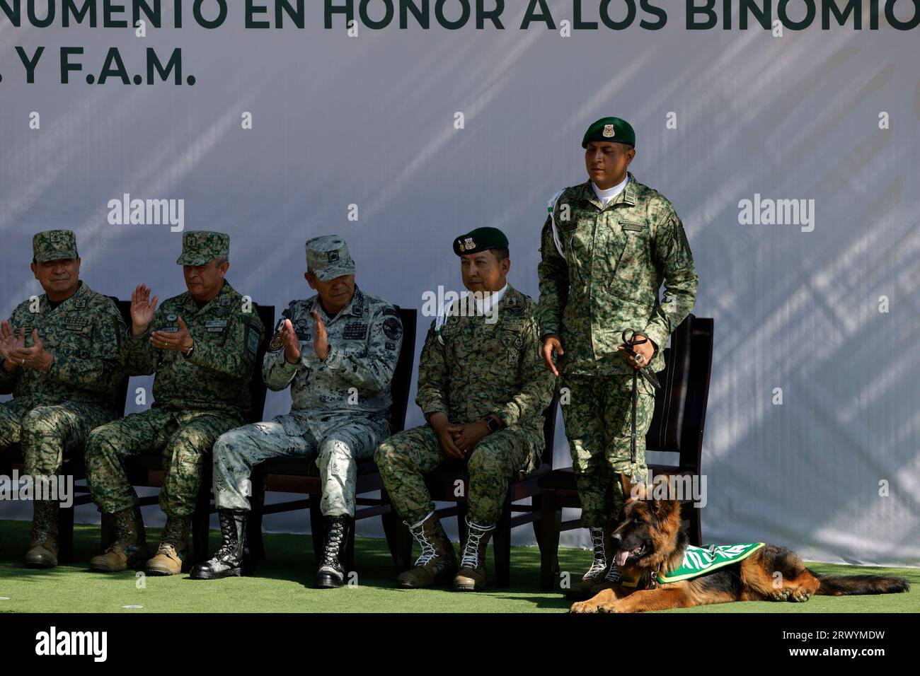 Mexiko-Stadt, Mexiko. September 2023. 21. September 2023, Mexiko-Stadt, Mexiko: Der Verteidigungsminister Luis Crescencio Sandoval und Corporal Carlos Villeda enthüllen das Denkmal für den Rettungshund Proteus auf dem Marte Military Field in Mexiko-Stadt. Am 21. September 2023 in Mexiko-Stadt, Mexiko (Foto: Luis Barron/Eyepix Group). Quelle: Eyepix Group/Alamy Live News Stockfoto