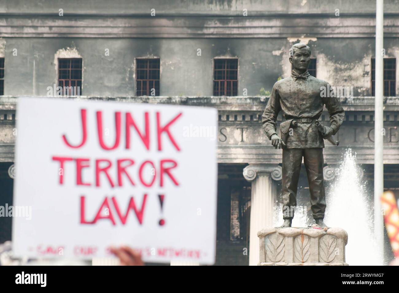 Ein Aktivist hält während der Demonstration ein Plakat. Extremisten marschierten in Manila, um den 51. Jahrestag der Erklärung des Kriegsrechts auf den Philippinen durch den verstorbenen Diktator Ferdinand Emmanuel Edralin Marcos Sr. Zu begehen. Der ehemalige Präsident Marcos stellte die gesamten Philippinen unter das Kriegsrecht, das vom 21. September 1972 bis zum 17. Januar 1981 galt. Während dieser Zeit entschloss sich Marcos gegen Meinungsverschiedenheiten und inhaftierte Tausende seiner politischen Kritiker. Die Familie des Diktators, mit der Macht von Ferdinand Marcos Jr., einem aktuellen Philippi Stockfoto