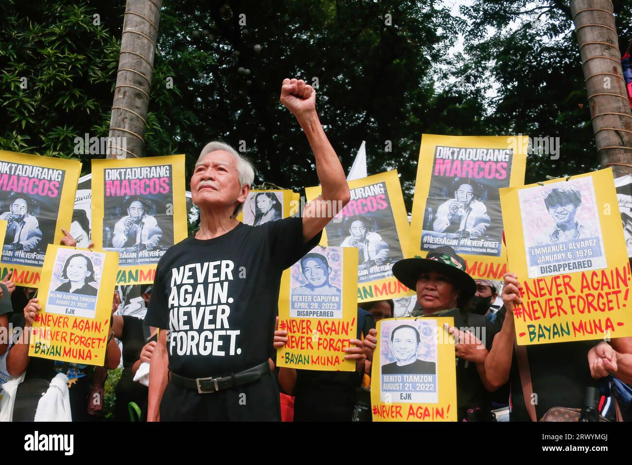 Eine Aktivistin macht während der Demonstration eine Geste. Extremisten marschierten in Manila, um den 51. Jahrestag der Erklärung des Kriegsrechts auf den Philippinen durch den verstorbenen Diktator Ferdinand Emmanuel Edralin Marcos Sr. Zu begehen. Der ehemalige Präsident Marcos stellte die gesamten Philippinen unter das Kriegsrecht, das vom 21. September 1972 bis zum 17. Januar 1981 galt. Während dieser Zeit entschloss sich Marcos gegen Meinungsverschiedenheiten und inhaftierte Tausende seiner politischen Kritiker. Die Familie des Diktators, mit der Macht von Ferdinand Marcos Jr., einem aktuellen philippinischen Präsidenten Stockfoto