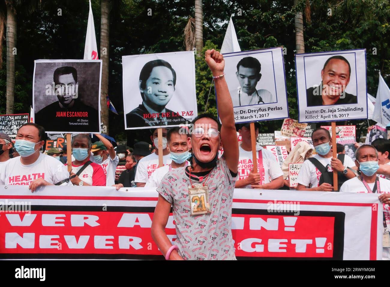 Eine Aktivistin macht während der Demonstration eine Geste. Extremisten marschierten in Manila, um den 51. Jahrestag der Erklärung des Kriegsrechts auf den Philippinen durch den verstorbenen Diktator Ferdinand Emmanuel Edralin Marcos Sr. Zu begehen. Der ehemalige Präsident Marcos stellte die gesamten Philippinen unter das Kriegsrecht, das vom 21. September 1972 bis zum 17. Januar 1981 galt. Während dieser Zeit entschloss sich Marcos gegen Meinungsverschiedenheiten und inhaftierte Tausende seiner politischen Kritiker. Die Familie des Diktators, mit der Macht von Ferdinand Marcos Jr., einem aktuellen philippinischen Präsidenten Stockfoto
