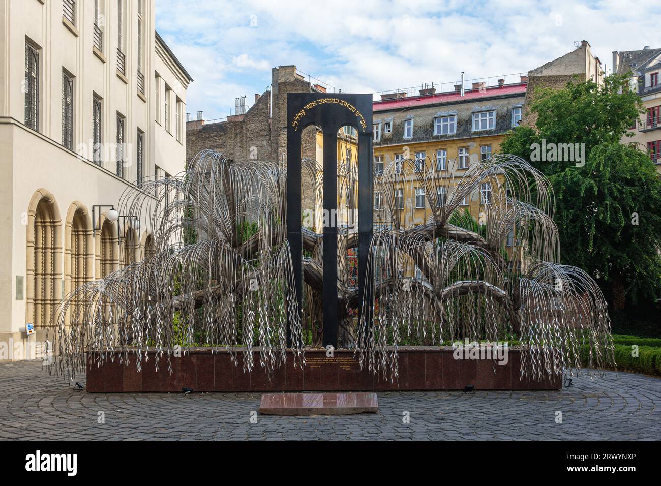 Das Denkmal der ungarischen jüdischen Märtyrer im Holocaust-Gedächtnispark Raul Wallenberg hinter der Synagoge in der DoDany Street in Budapest, Ungarn Stockfoto