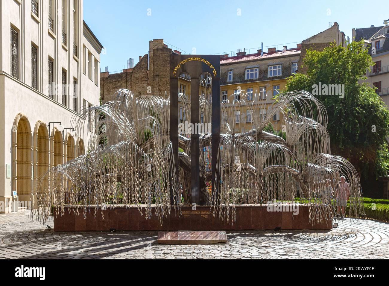 Das Denkmal der ungarischen jüdischen Märtyrer im Holocaust-Gedächtnispark Raul Wallenberg hinter der Synagoge in der DoDany Street in Budapest, Ungarn Stockfoto