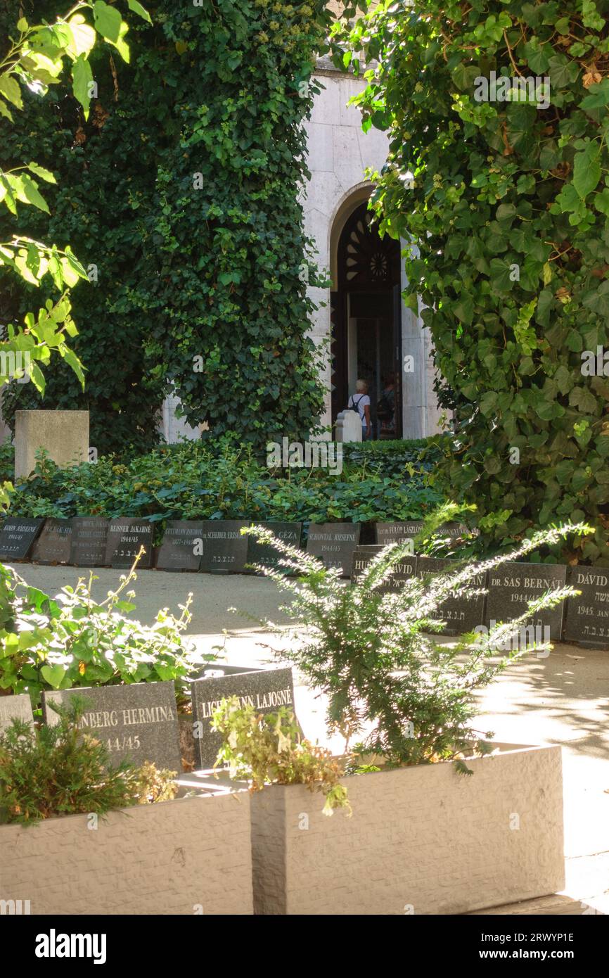 Der Gedenkgarten der Dohany Street Synagoge mit Epitaphen der Verlorenen im Holocaust Stockfoto