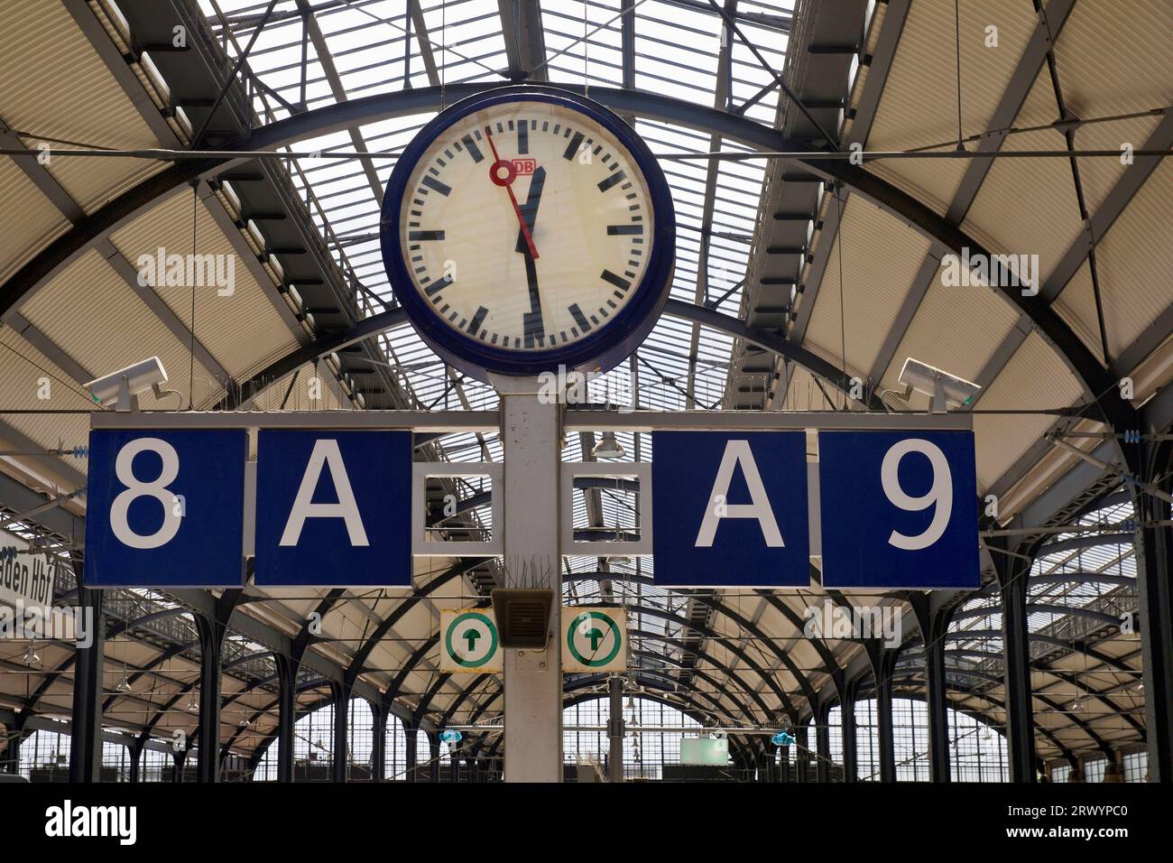 Hauptbahnhof mit Uhr, Deutschland, Hessen, Wiesbaden Stockfoto