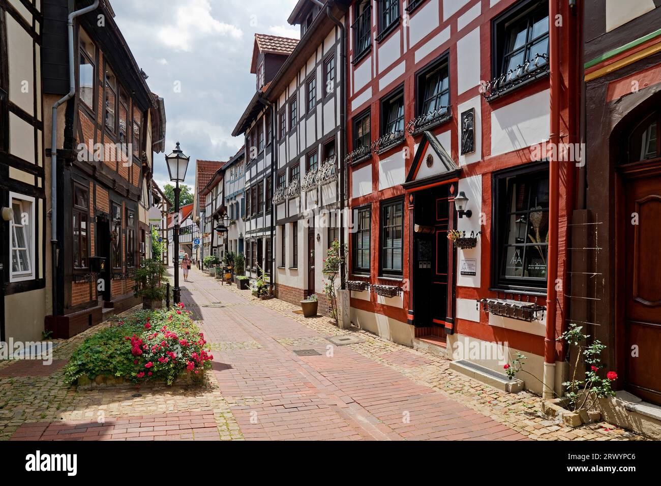 Kleine Fahrbahn mit Fachwerkhaus in der Altstadt von Hameln, Deutschland, Niedersachsen, Hameln Stockfoto