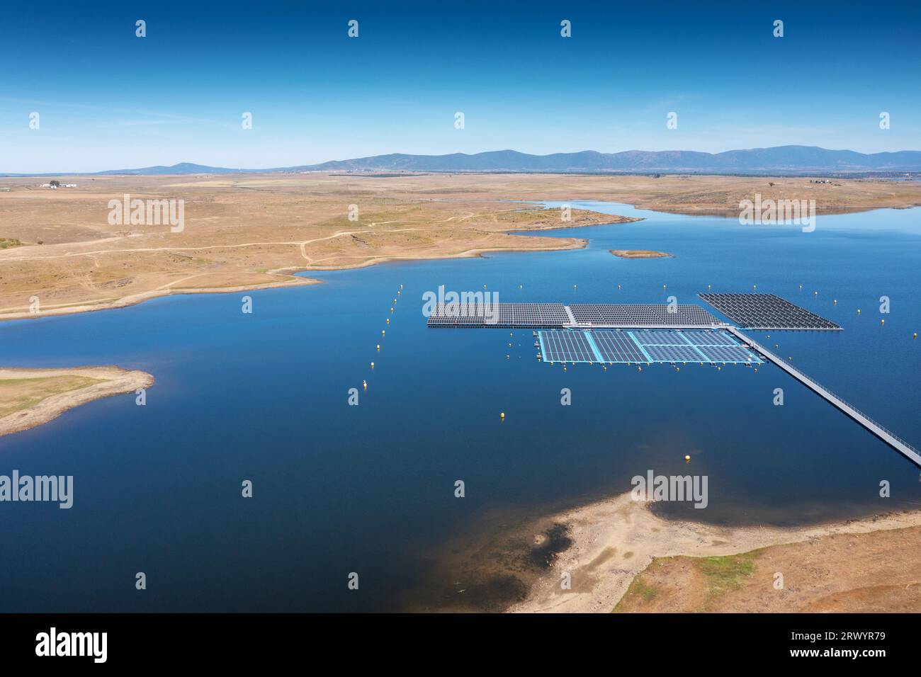 Photovoltaik Schwimmen auf Speichersee Embalse de Sierra Brava, Luftaufnahme, Spanien, Extremadura, Zorita Stockfoto