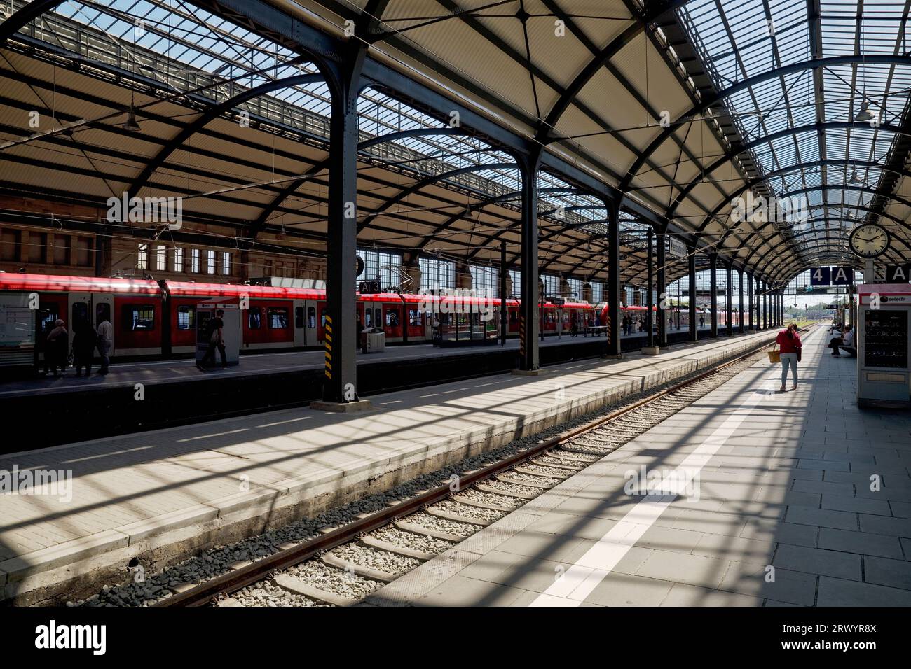 Zug im Hauptbahnhof, Deutschland, Hessen, Wiesbaden Stockfoto