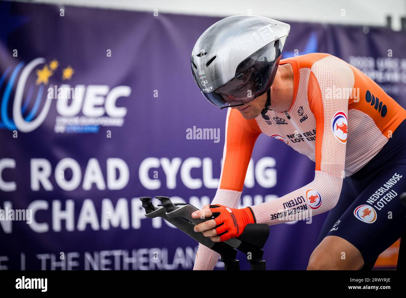 Emmen, Niederlande. September 2023. EMMEN, NIEDERLANDE - 21. SEPTEMBER: Sjoerd Bax aus den Niederlanden konzentriert sich vor dem Wettkampf in der Elite Mixed Team Relay der UEC Road Cycling Europameisterschaften 2023 im WILDLANDS Adventure Zoo Emmen am 21. September 2023 in Emmen, Niederlande (Foto: Rene Nijhuis/BSR Agency) Credit: BSR Agency/Alamy Live News Stockfoto