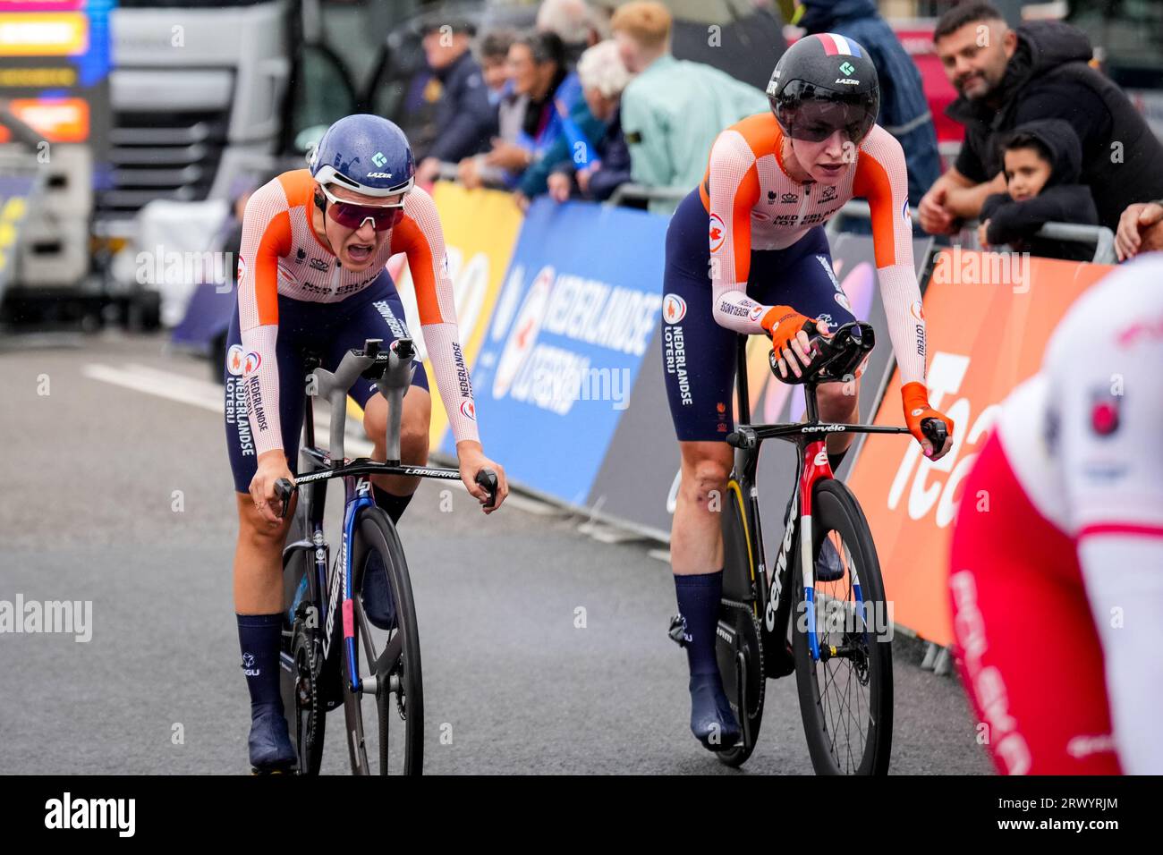 Emmen, Niederlande. September 2023. EMMEN, NIEDERLANDE - 21. SEPTEMBER: Loes Adegeest aus den Niederlanden und Riejanne Markus aus den Niederlanden nehmen am Elite Mixed Team Relay der UEC Road Cycling Europameisterschaften 2023 im WILDLANDS Adventure Zoo Emmen am 21. September 2023 in Emmen, Niederlande, Teil (Foto: Rene Nijhuis/BSR Agency) Credit: BSR Agency/Alamy Live News Stockfoto