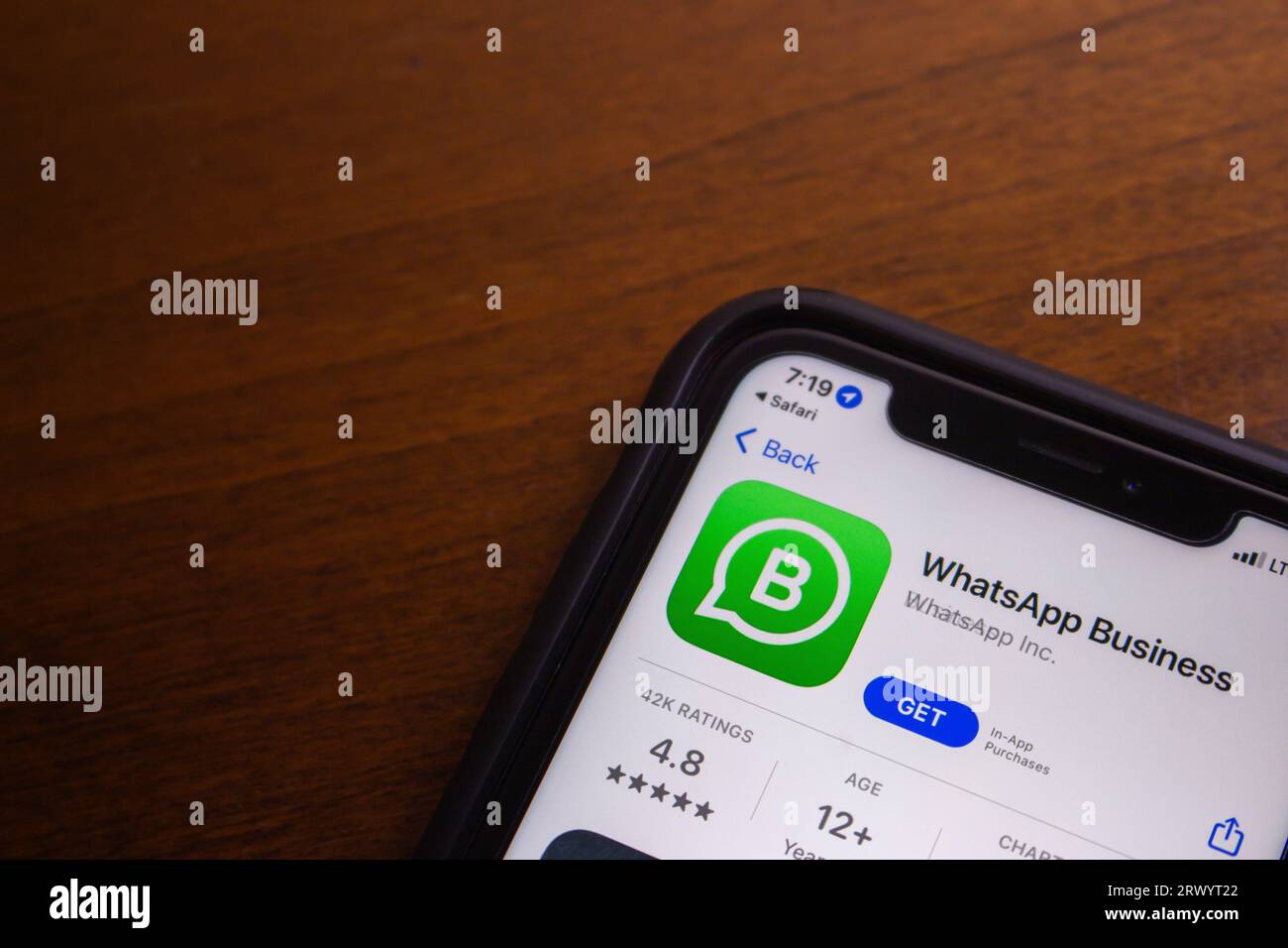 WhatsApp Business App im App Store. WhatsApp Business ist eine App für Geschäftsinhaber, die mit Kunden über WhatsApp kommunizieren möchten Stockfoto