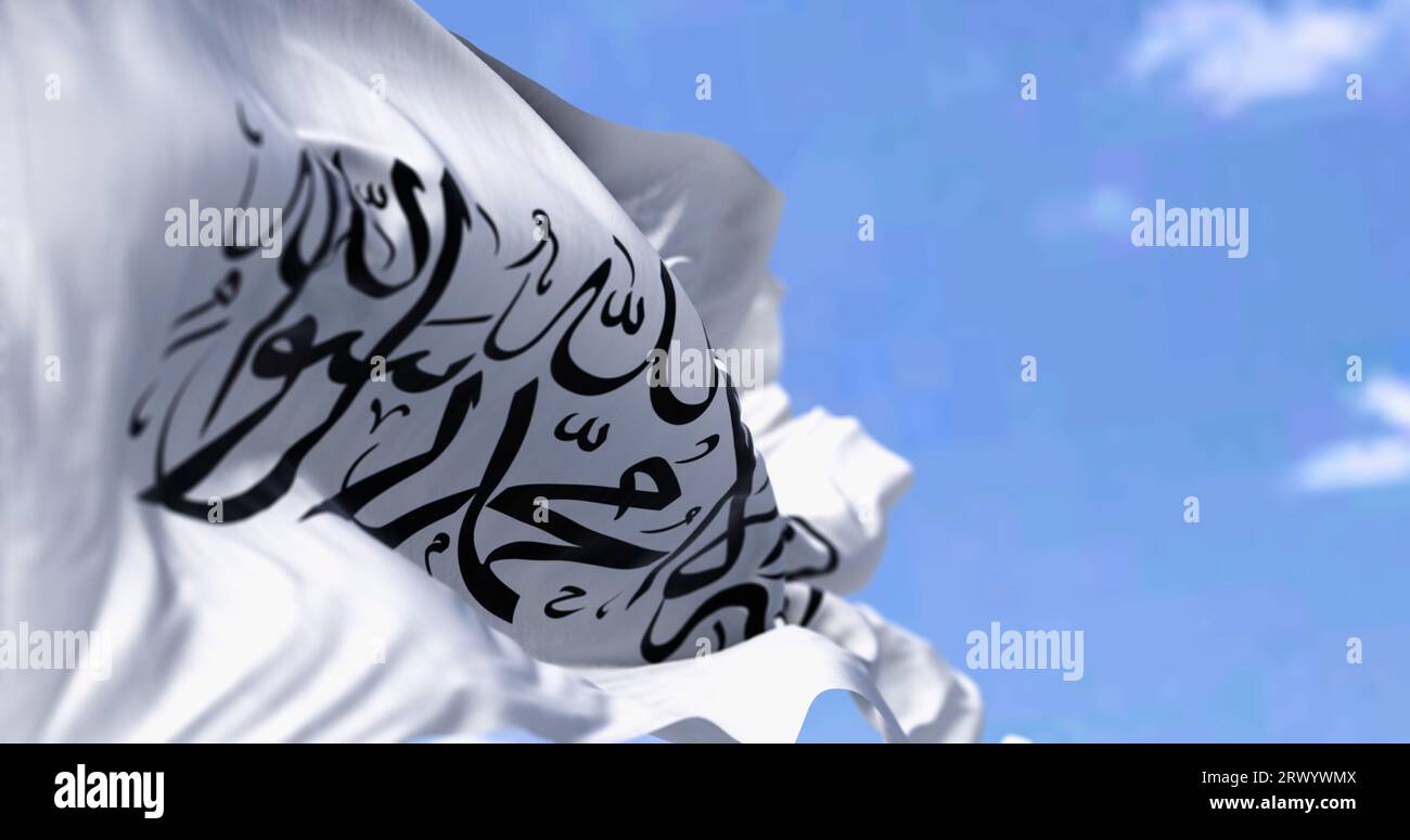 Flagge des Islamischen Emirats Afghanistan winkt an einem klaren Tag im Wind. 3D-Illustrations-Rendering. Selektiver Fokus. Geriffeltes Material Stockfoto
