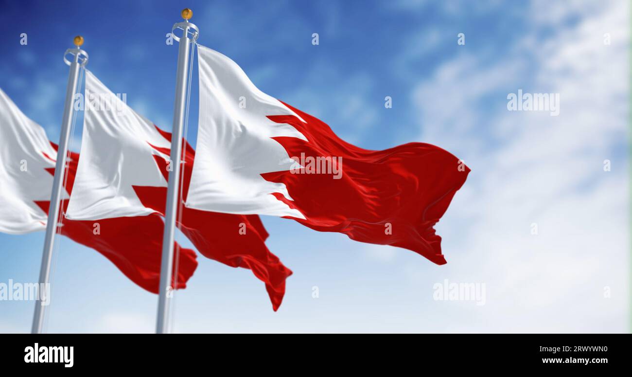 Drei Flaggen Bahrains wehen an einem klaren Tag. Weißes Band links und roter Bereich rechts, durch fünf Dreiecke getrennt, die eine gezackte Linie bilden. 3d Stockfoto